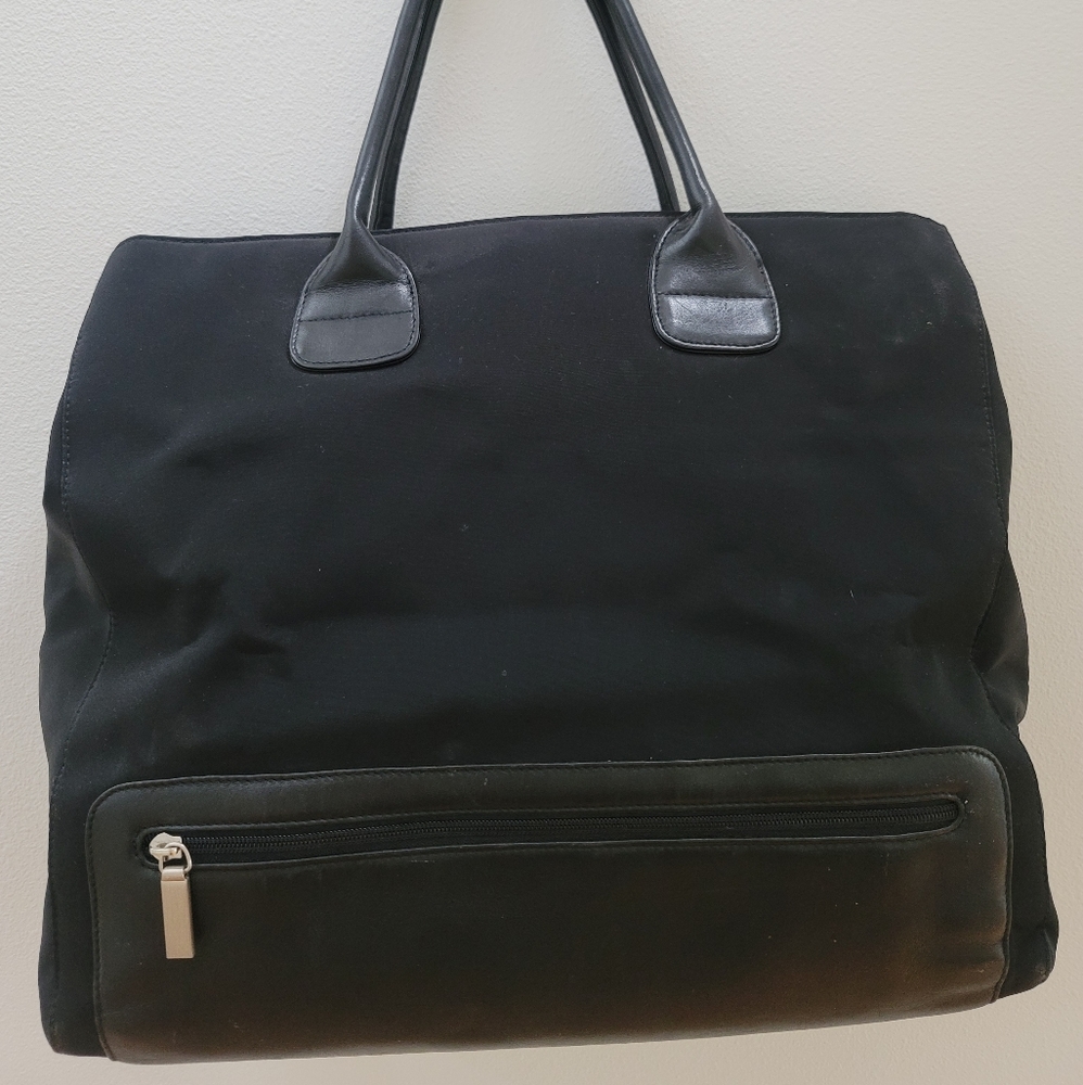 HOBO Black Zipper Divided 7 Interior Pockets 1 Exterior Pocket